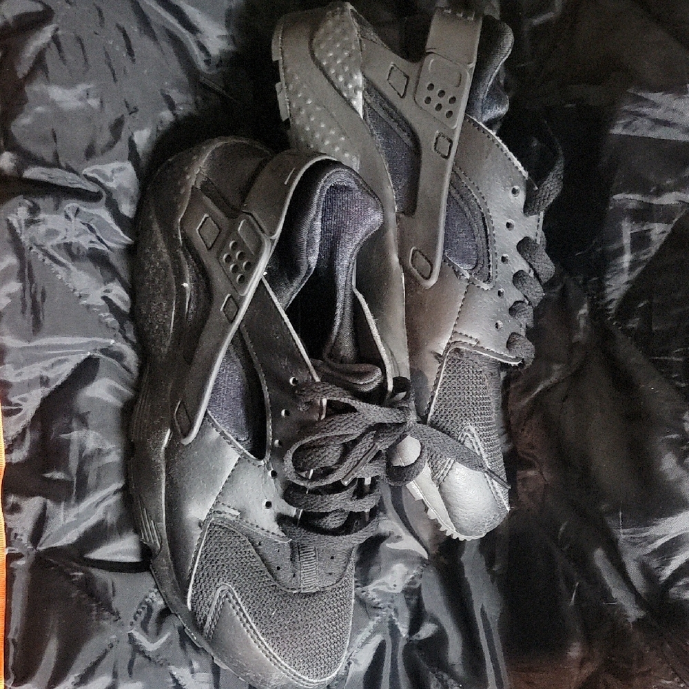 Men's Black Athletic Shoes